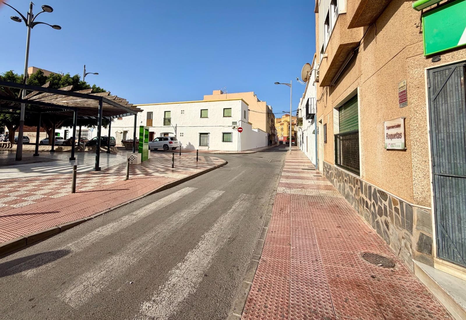 6 bedroom Commercial for sale in Roquetas de Mar - € 215,000 (Ref: 9922453)