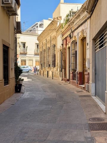 Kommersiell til salgs i Centro, Almería by - € 85 000 (Ref: 9948065)