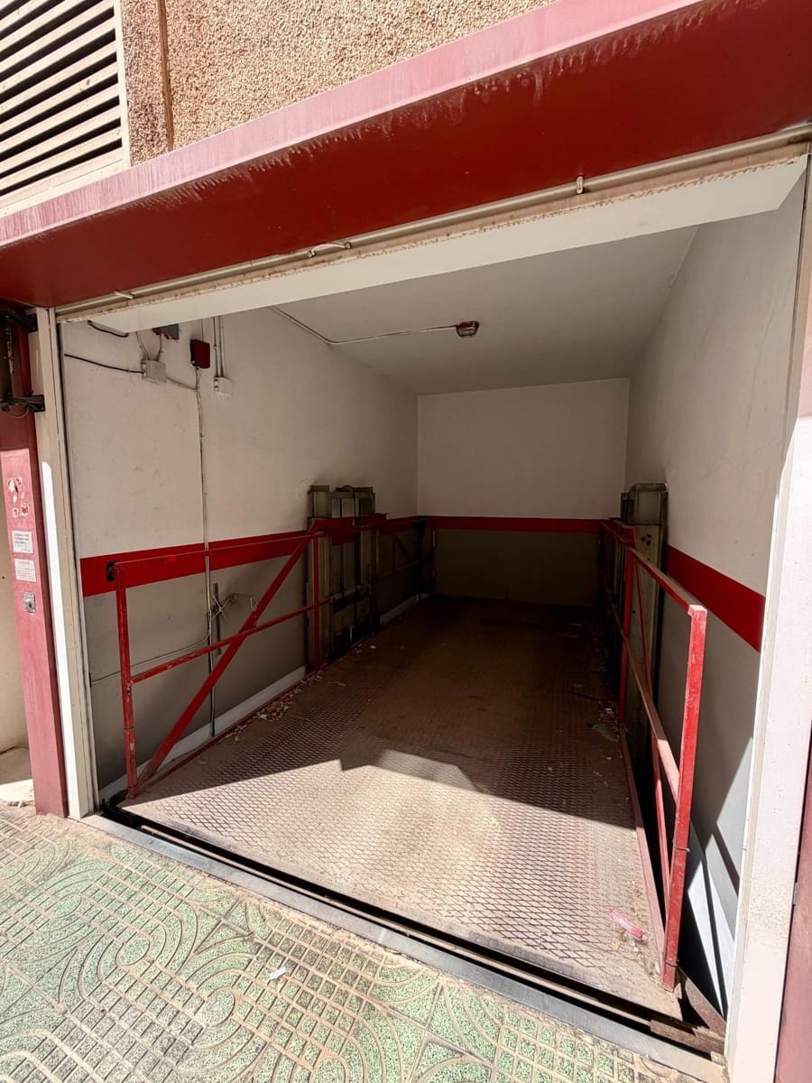 Garage til salg i Almeria by - € 25.000 (Ref: 9948066)