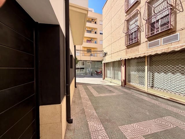 Garage til salg i Centro, Almería by - € 25.000 (Ref: 9948066)