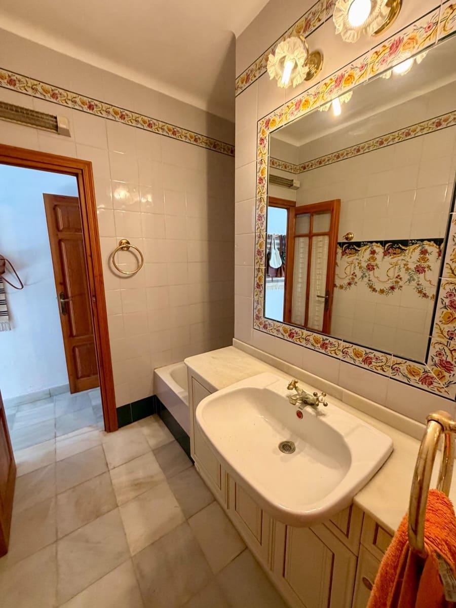 8 bedroom Villa for sale in Vera - € 399,900 (Ref: 9977436)