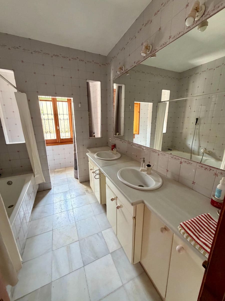 8 bedroom Villa for sale in Vera - € 399,900 (Ref: 9977436)
