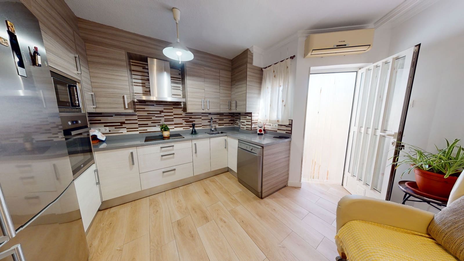 4 soveværelse Semi-Rækkehus til salg i El Campello med garage - € 299.000 (Ref: 8806757)