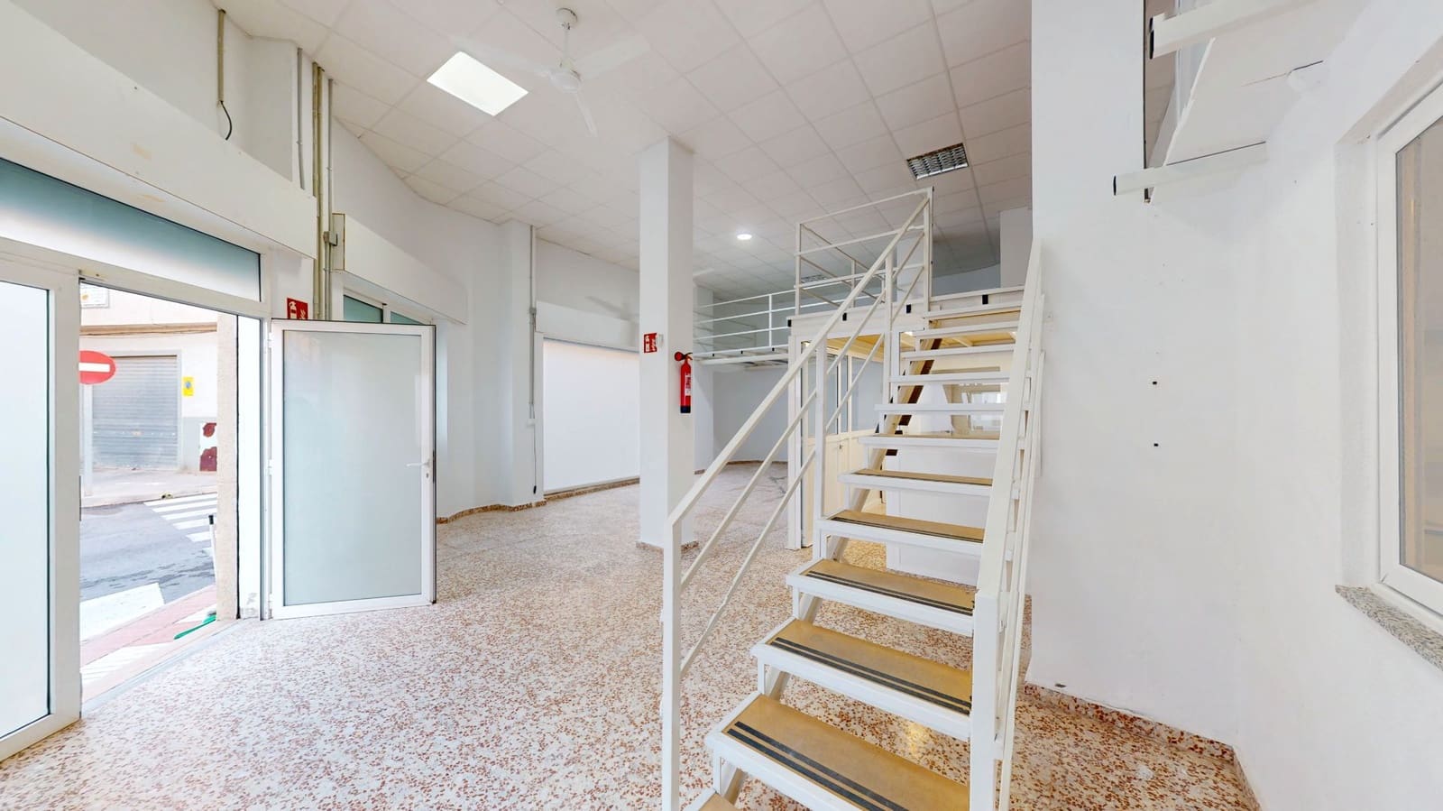 Comercial para venda em El Campello - 120 000 € (Ref: 9473230)