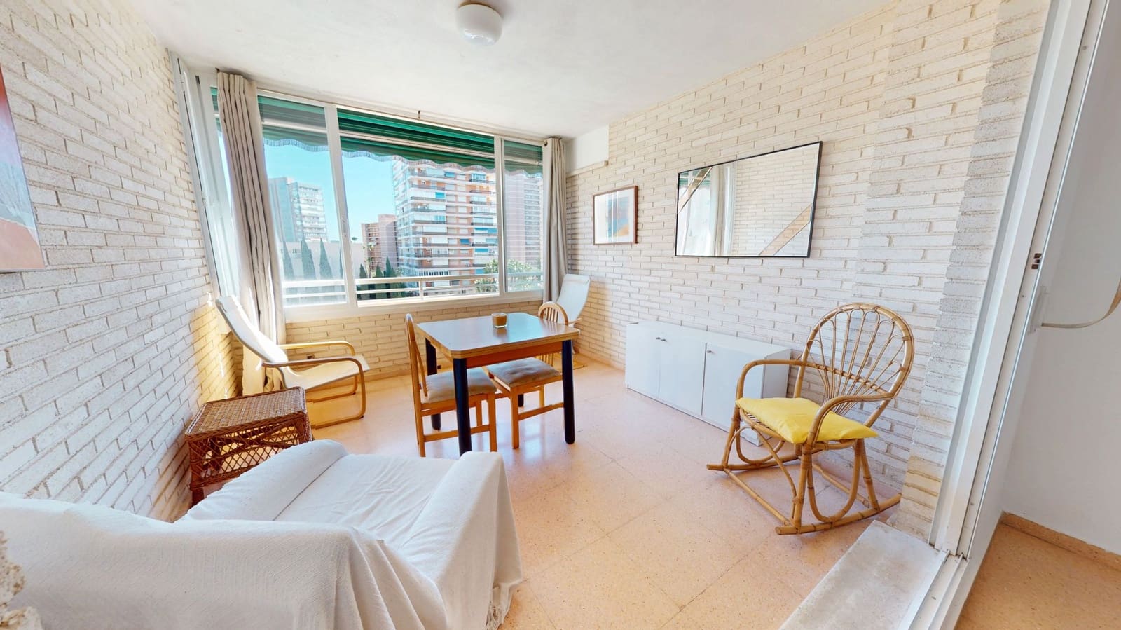 2 soverom Leilighet til salgs i Alicante by med svømmebasseng garasje - € 339 000 (Ref: 9537104)