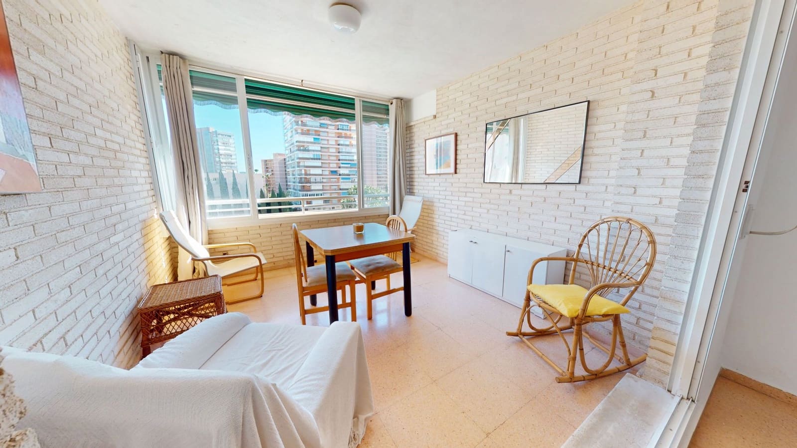 2 soverom Leilighet til salgs i Alicante by med svømmebasseng garasje - € 339 000 (Ref: 9537104)