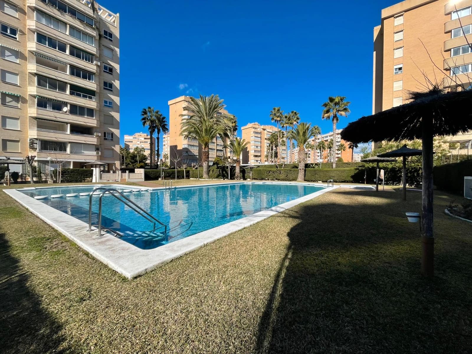 2 soverom Leilighet til salgs i Alicante by med svømmebasseng garasje - € 339 000 (Ref: 9537104)