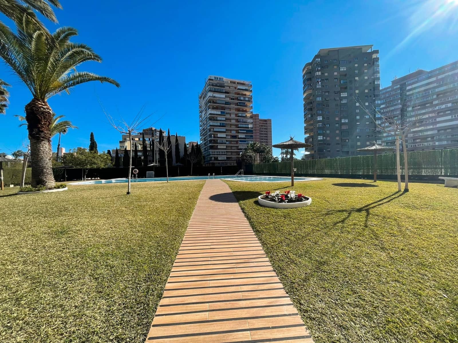 2 soverom Leilighet til salgs i Alicante by med svømmebasseng garasje - € 339 000 (Ref: 9537104)