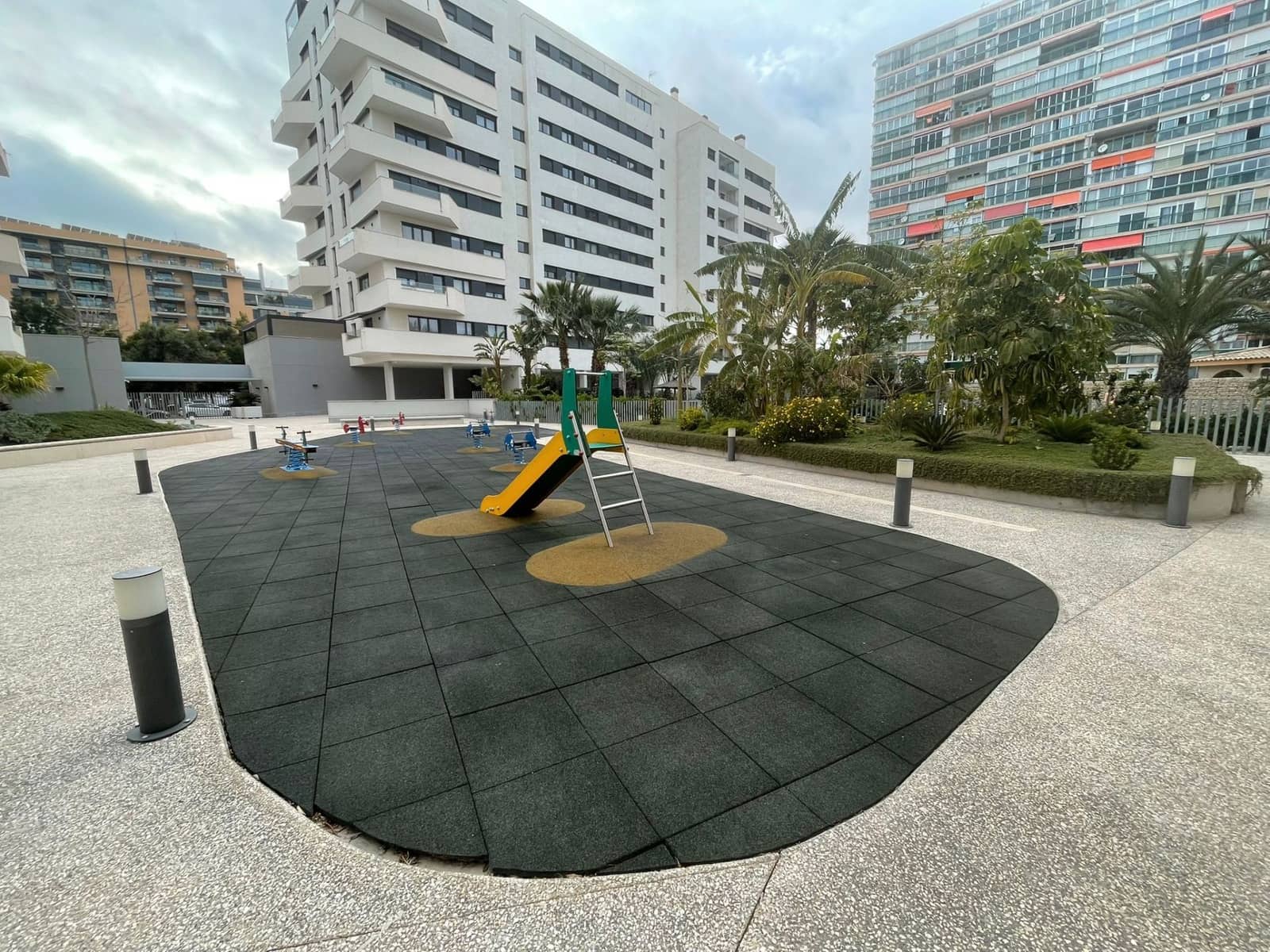 2 bedroom Flat for sale in Alicante / Alacant city with pool garage - € 449,000 (Ref: 9640772)