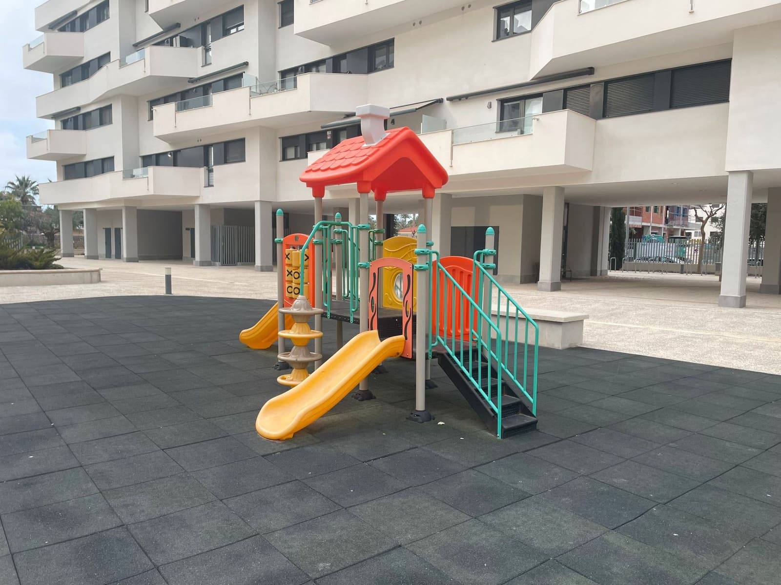 2 bedroom Flat for sale in Alicante / Alacant city with pool garage - € 449,000 (Ref: 9640772)