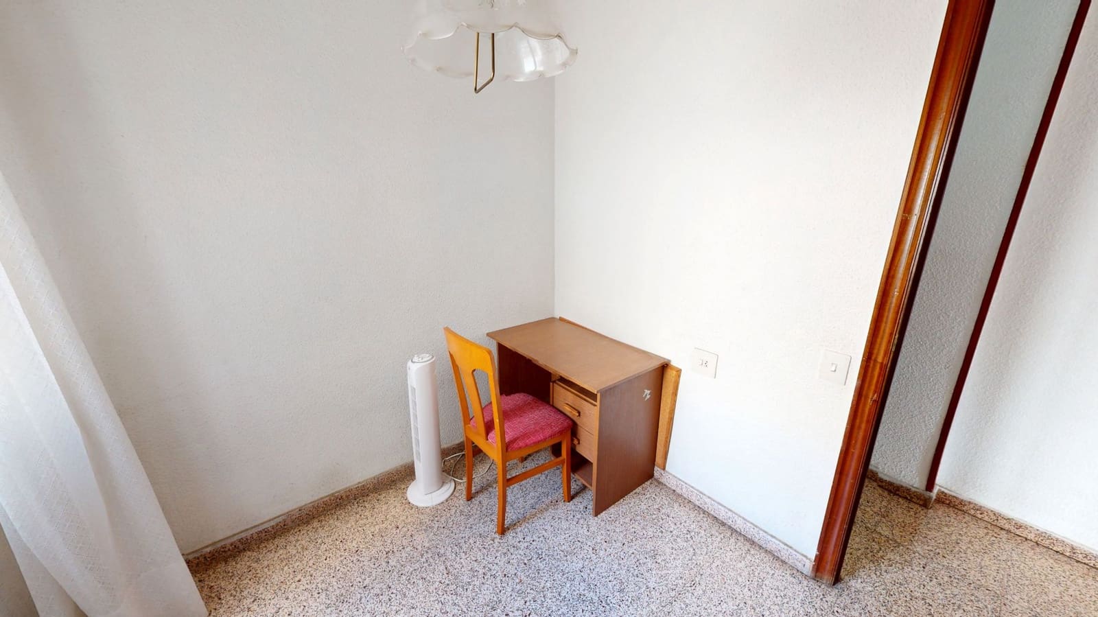 4 bedroom Flat for sale in Alicante / Alacant city with garage - € 165,000 (Ref: 9667115)