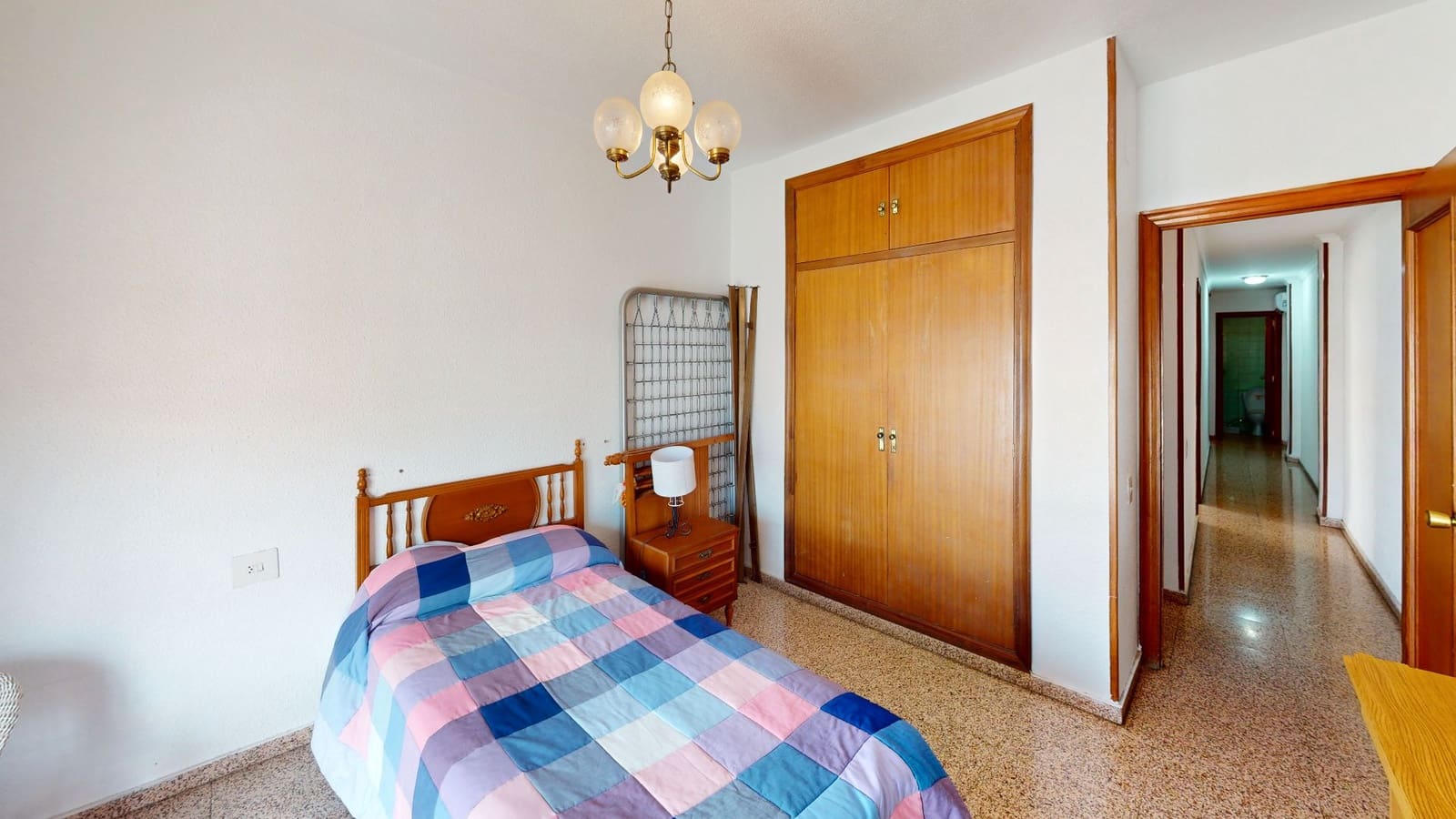 4 bedroom Flat for sale in Alicante / Alacant city with garage - € 165,000 (Ref: 9667115)