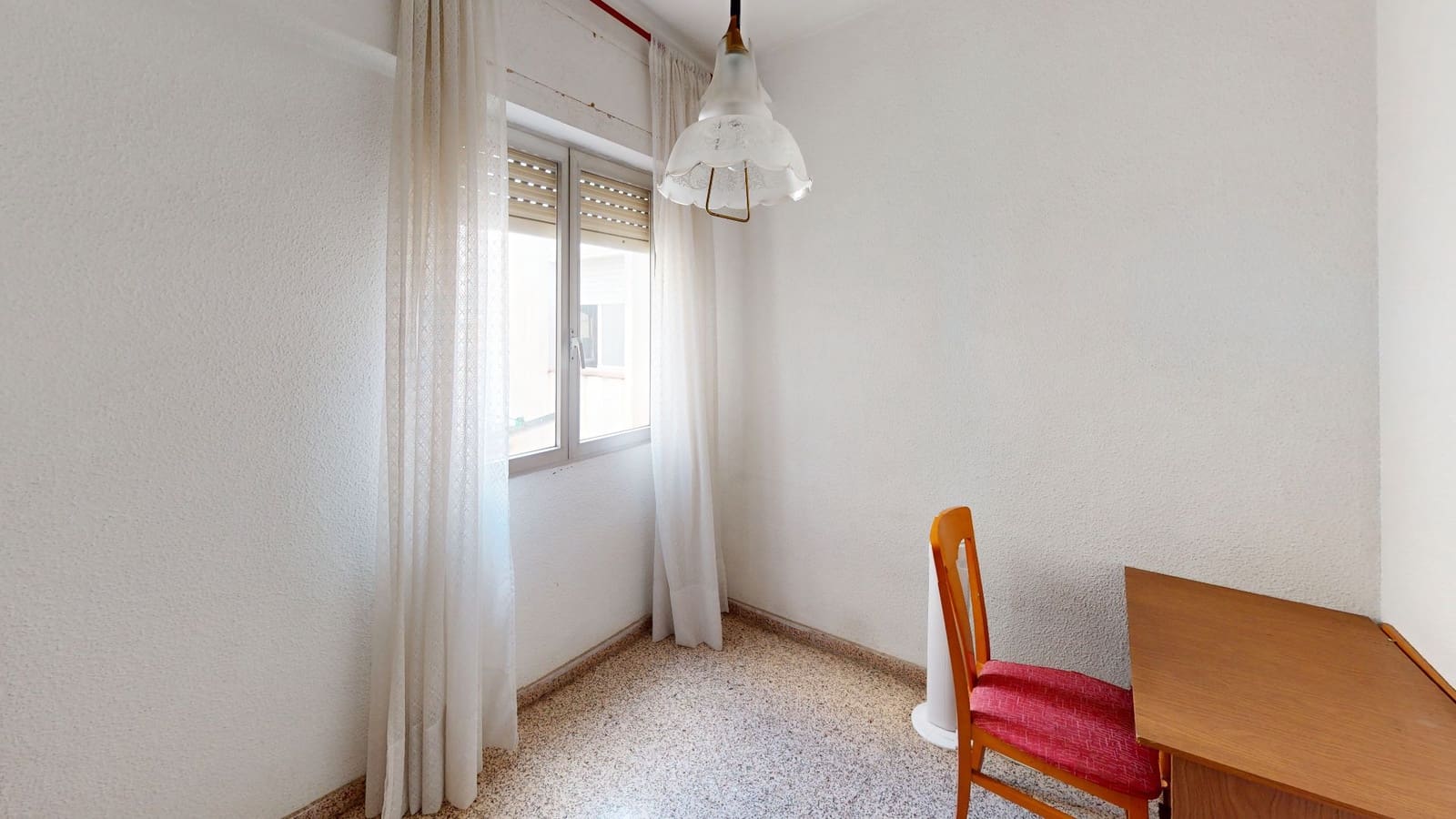 4 bedroom Flat for sale in Alicante / Alacant city with garage - € 165,000 (Ref: 9667115)