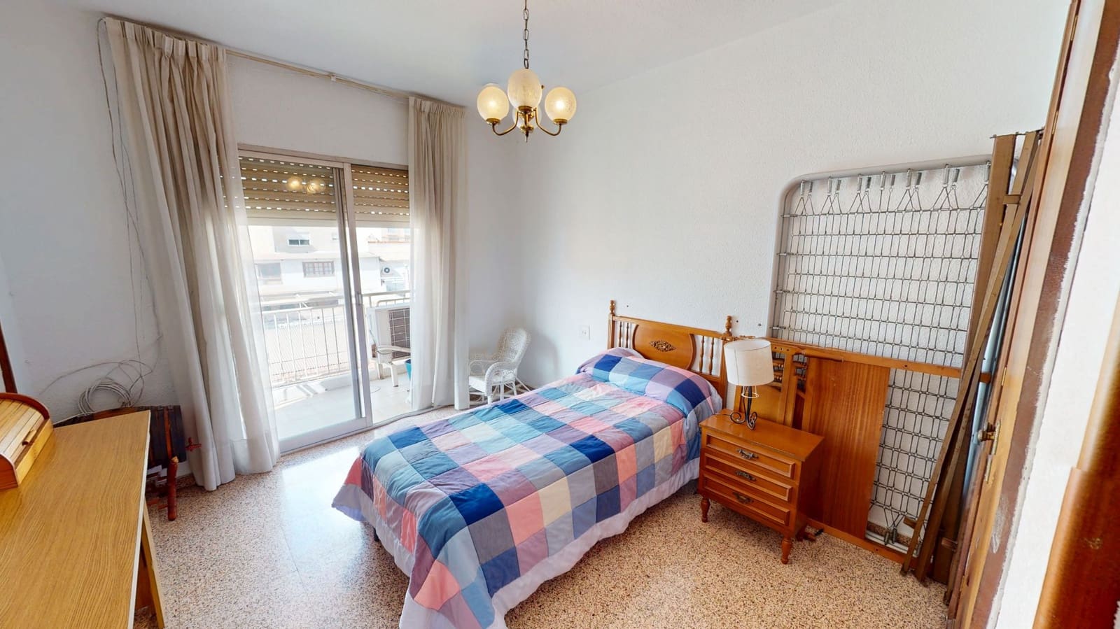 4 bedroom Flat for sale in Alicante / Alacant city with garage - € 165,000 (Ref: 9667115)