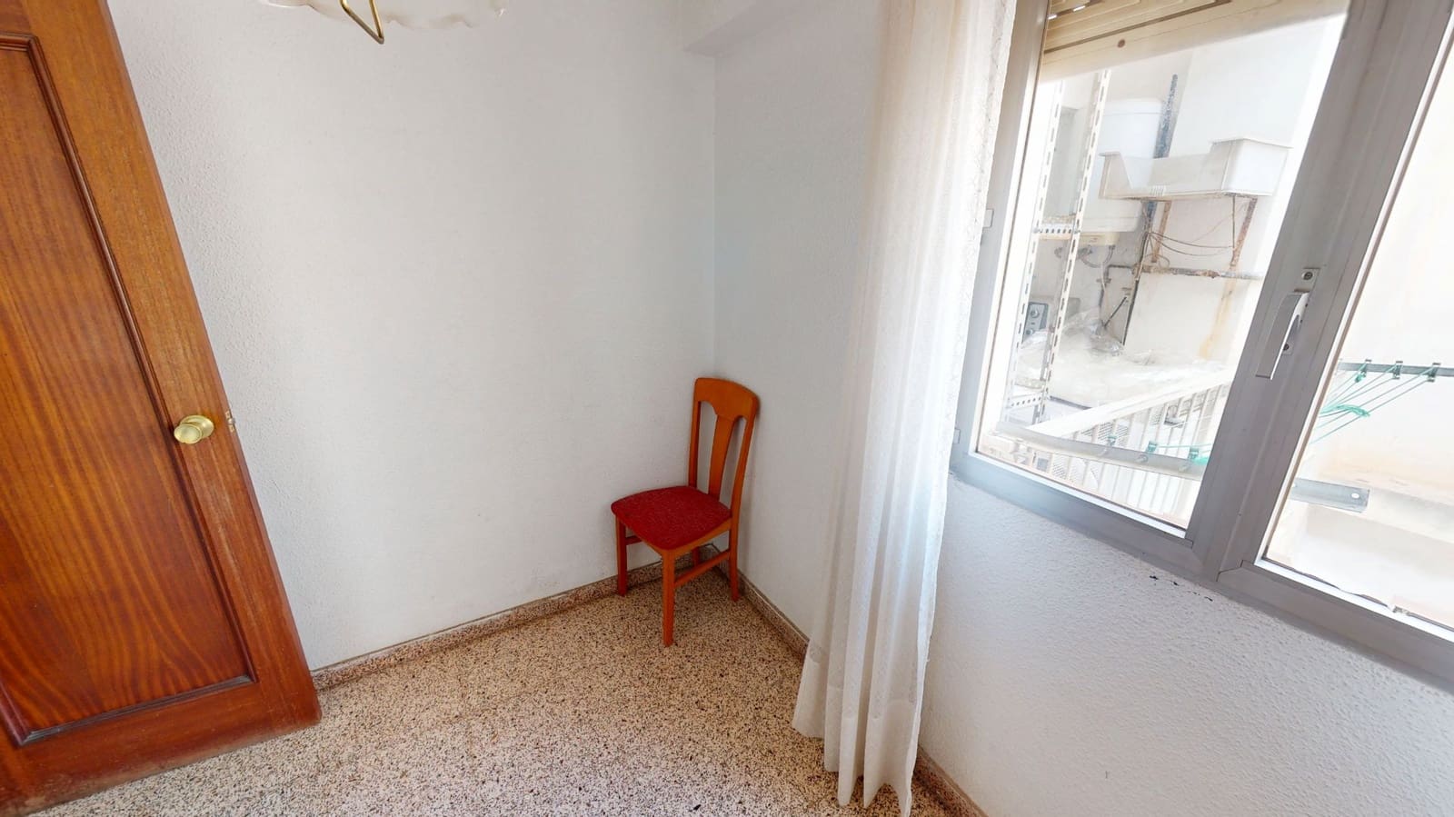 4 bedroom Flat for sale in Alicante / Alacant city with garage - € 165,000 (Ref: 9667115)