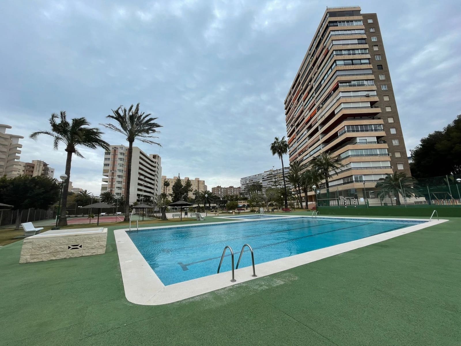 3 makuuhuone Asunto myytävänä paikassa Alicante kaupunki mukana uima-altaan 
autotalli - 379 000 € (Ref: 9702444)