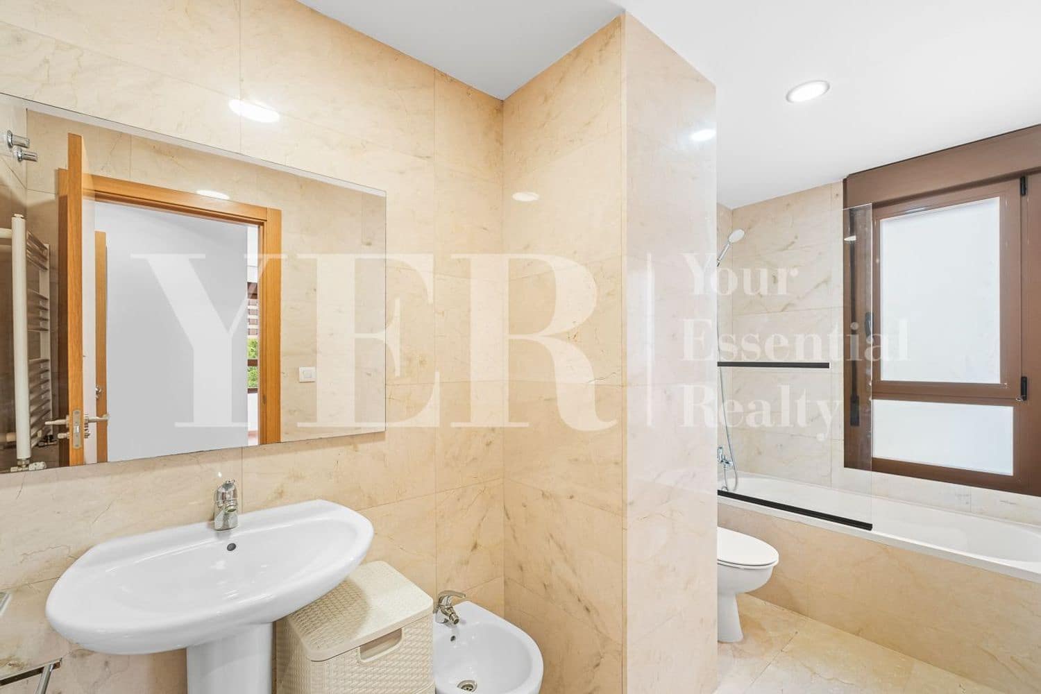 3 bedroom Apartment for rent in Alicante / Alacant city with pool garage - € 1,950 (Ref: 10031452)