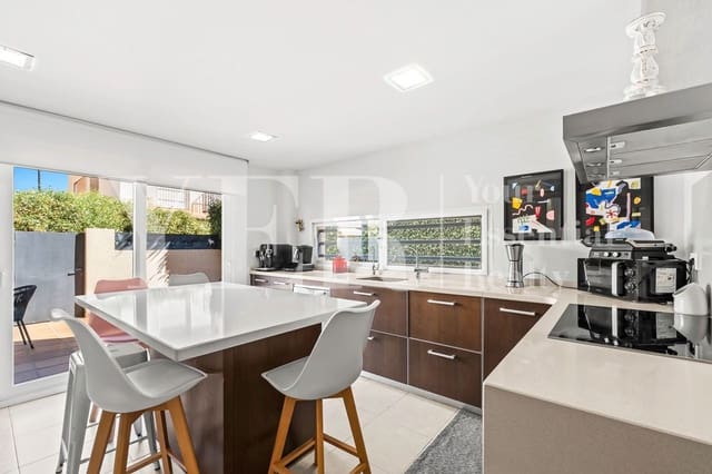 4 makuuhuone Omakotitalo myytävänä paikassa Playa de Muchavista, El Campello mukana uima-altaan 
autotalli - 890 000 € (Ref: 10157123)