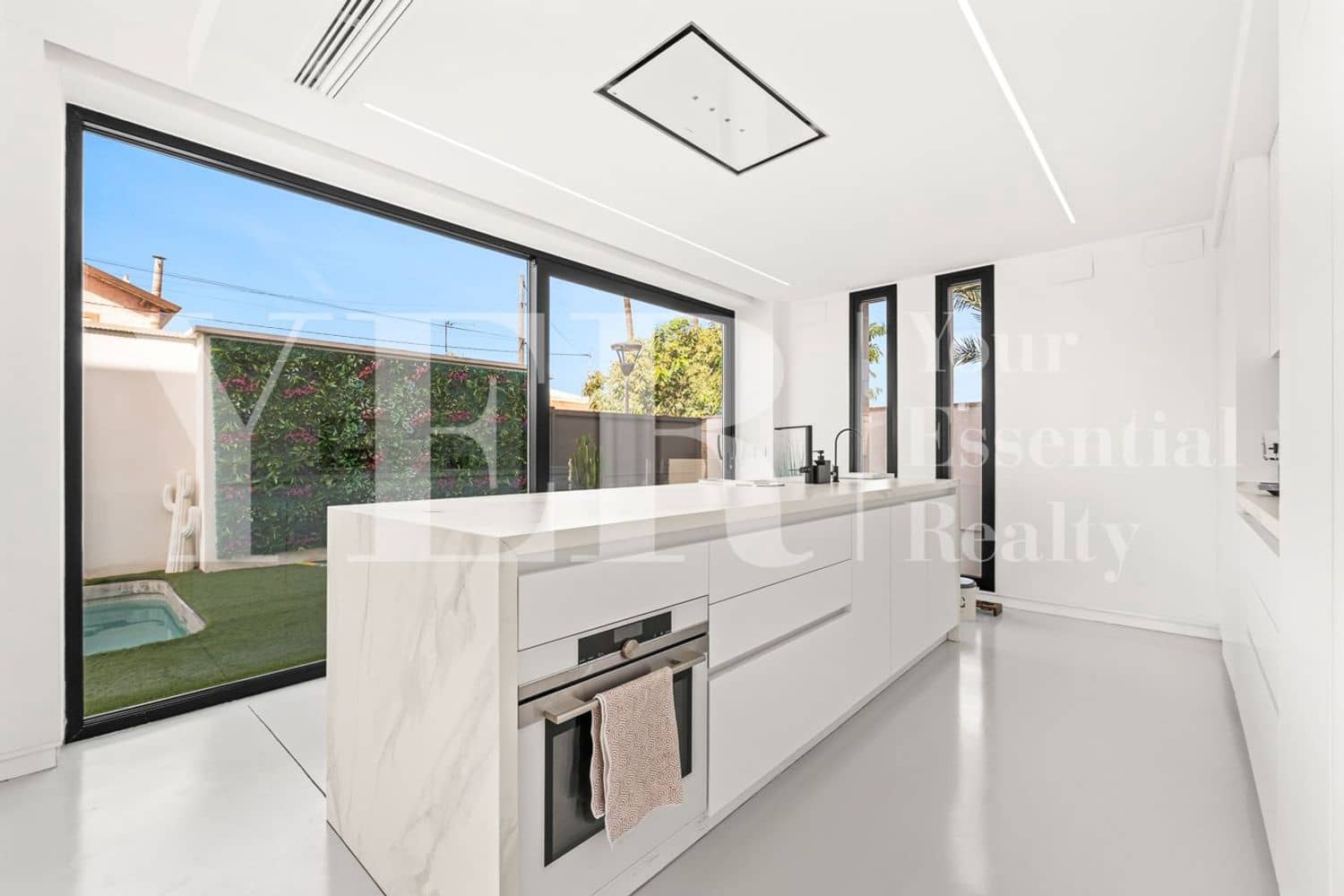 7 soverom Villa til salgs i Alicante by med svømmebasseng garasje - € 999 000 (Ref: 10157129)
