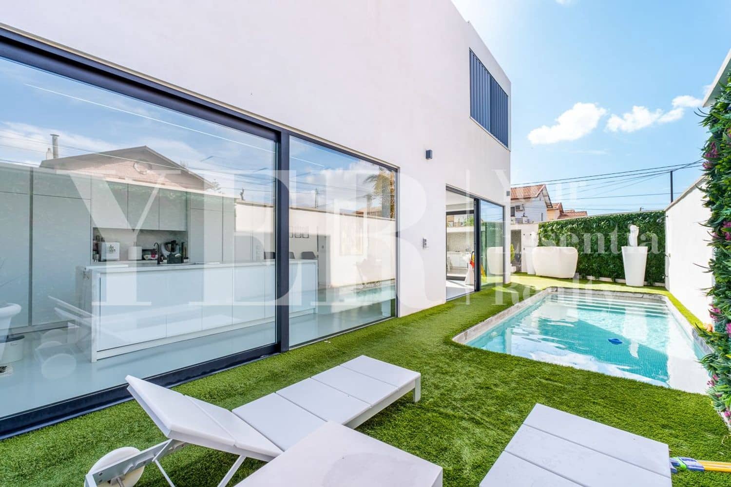 7 soverom Villa til salgs i Alicante by med svømmebasseng garasje - € 999 000 (Ref: 10157129)