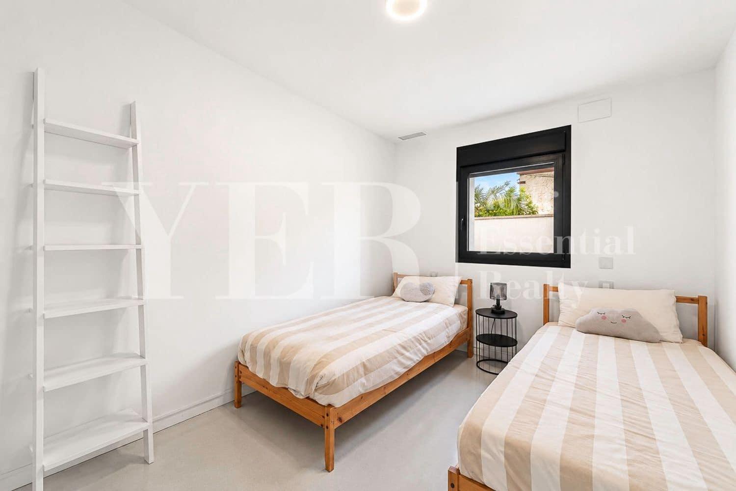 7 soverom Villa til salgs i Alicante by med svømmebasseng garasje - € 999 000 (Ref: 10157129)