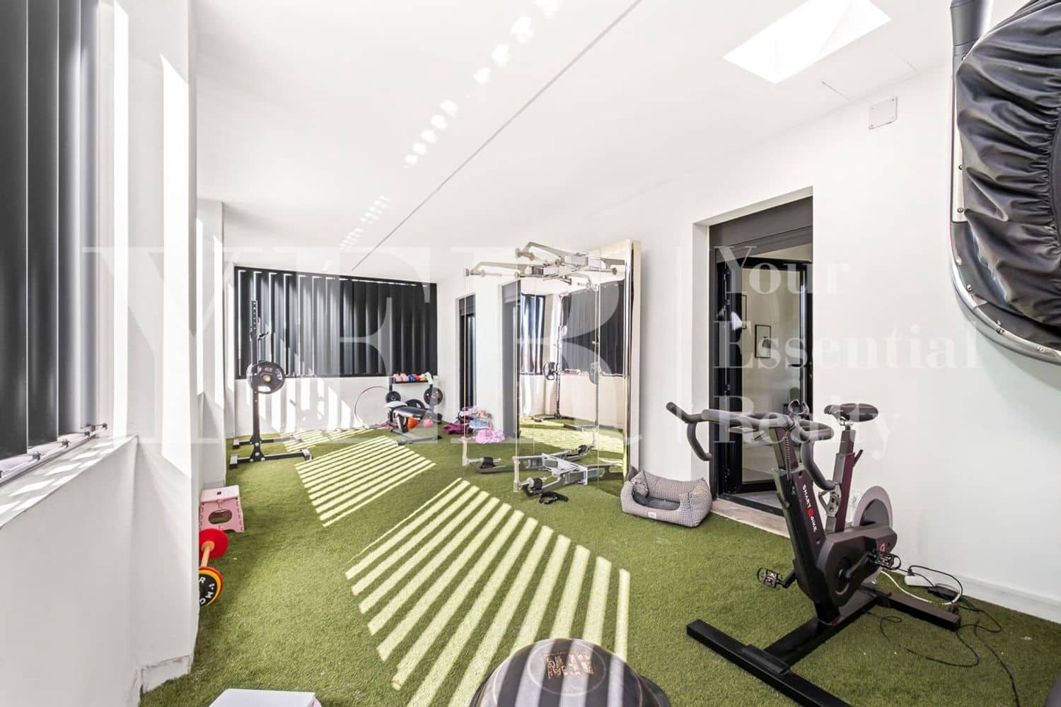 7 soverom Villa til salgs i Alicante by med svømmebasseng garasje - € 999 000 (Ref: 10157129)