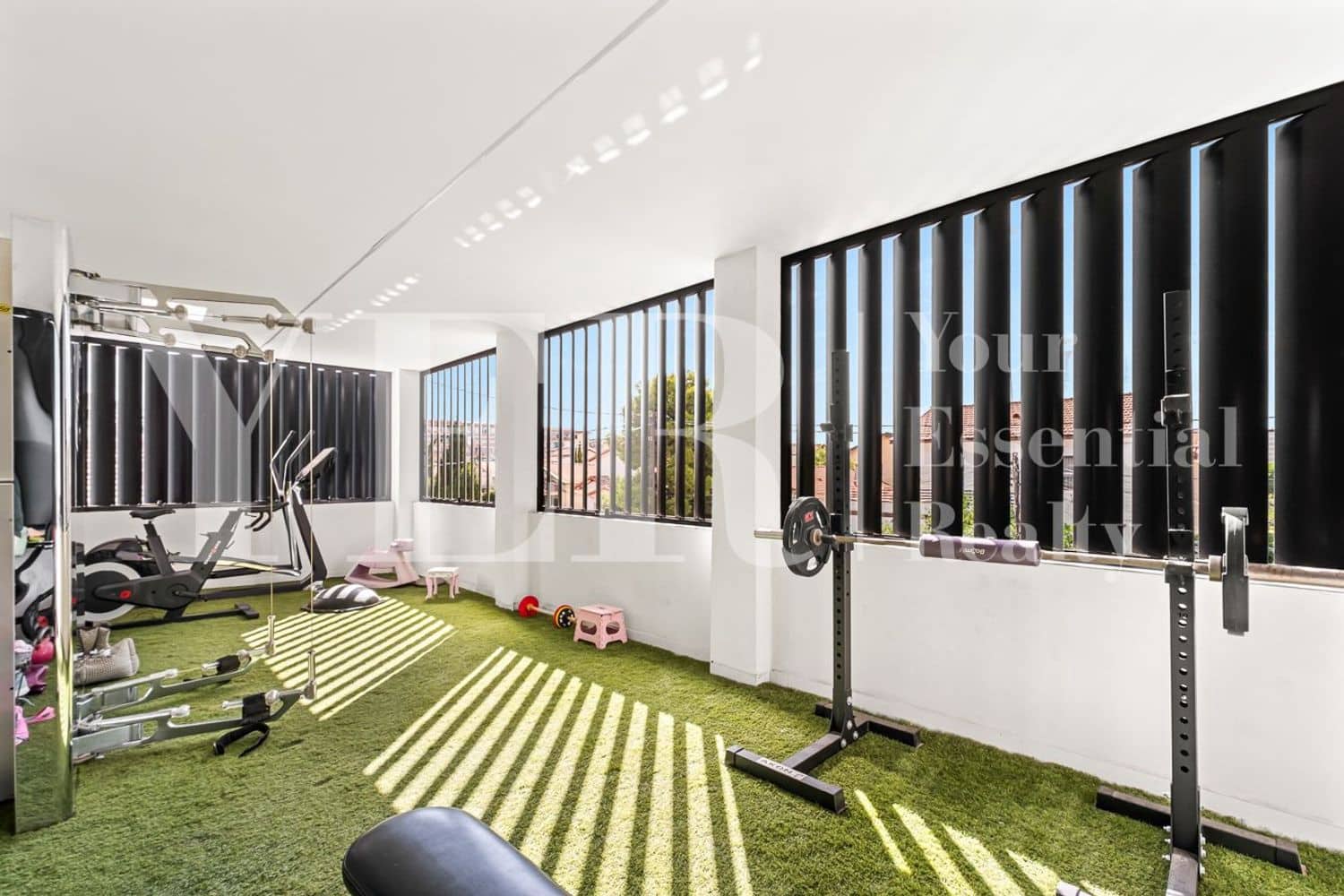 7 soverom Villa til salgs i Alicante by med svømmebasseng garasje - € 999 000 (Ref: 10157129)