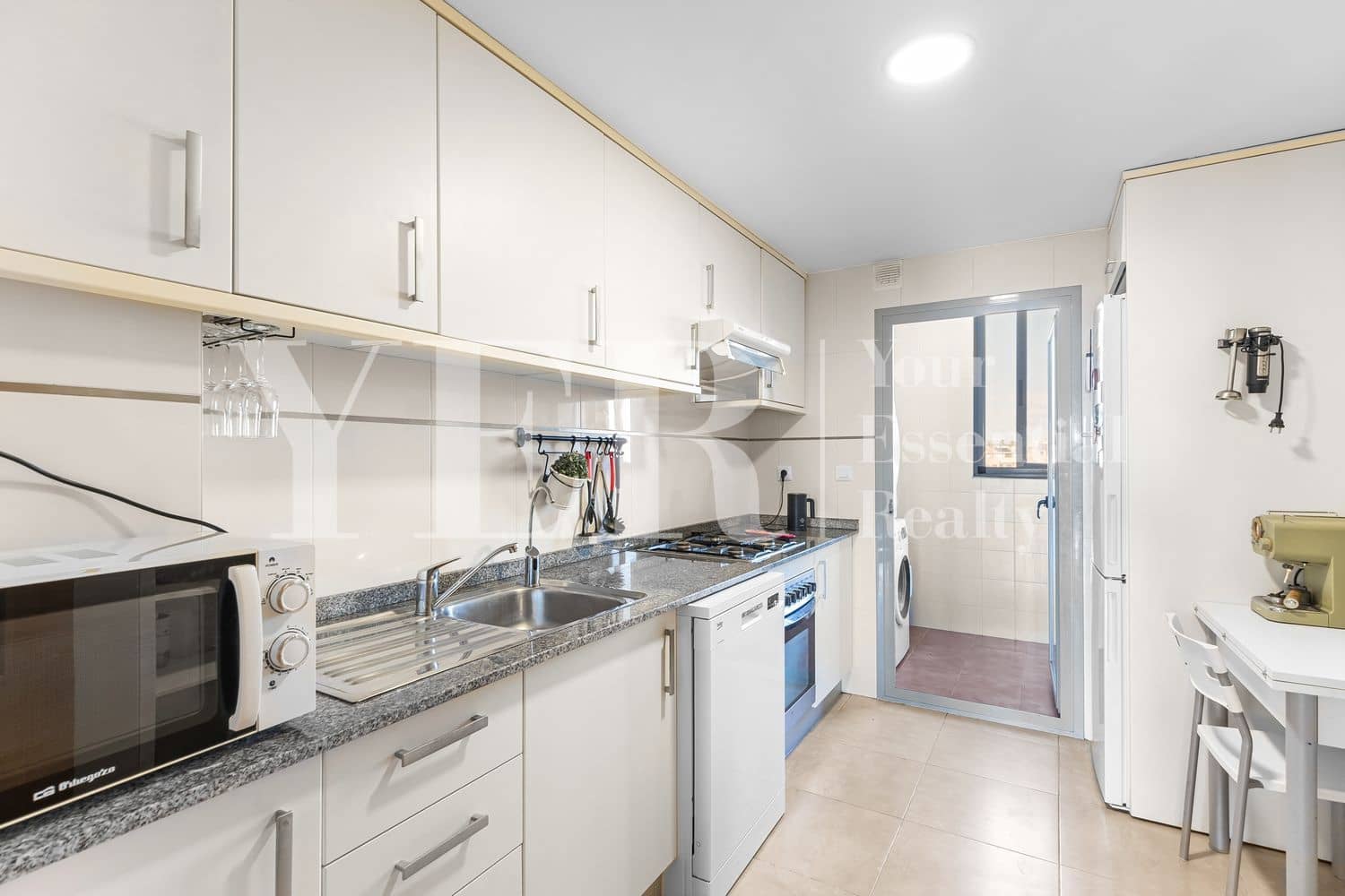 2 soverom Leilighet til salgs i Alicante by med svømmebasseng garasje - € 450 000 (Ref: 8906286)