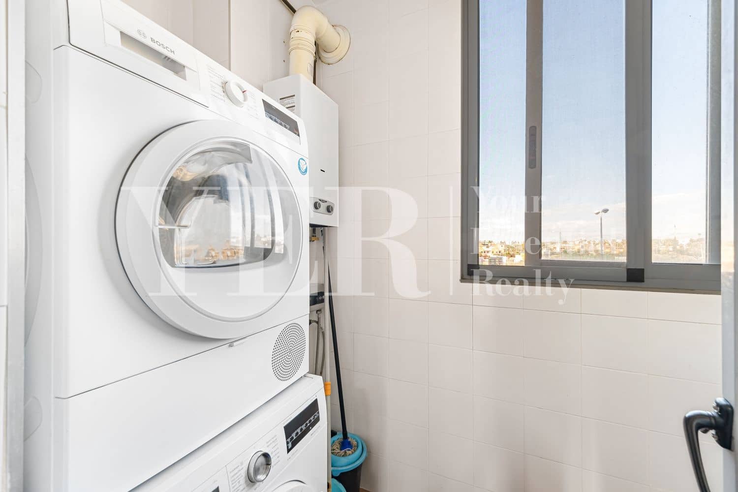 2 soverom Leilighet til salgs i Alicante by med svømmebasseng garasje - € 450 000 (Ref: 8906286)