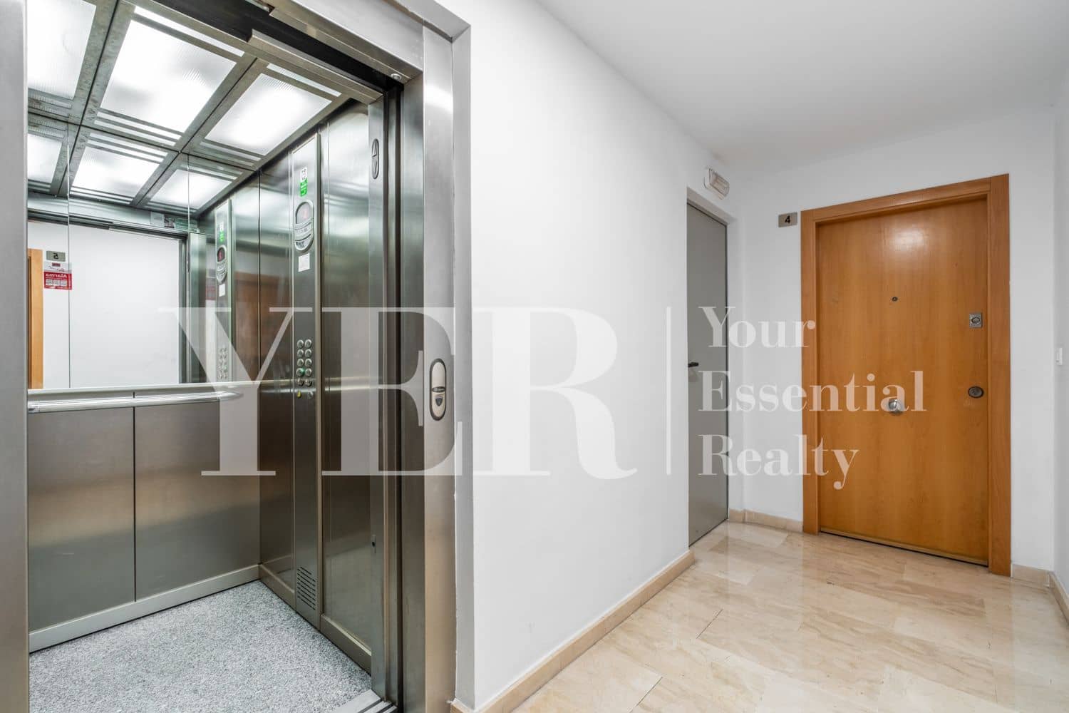 2 soverom Leilighet til salgs i Alicante by med svømmebasseng garasje - € 450 000 (Ref: 8906286)