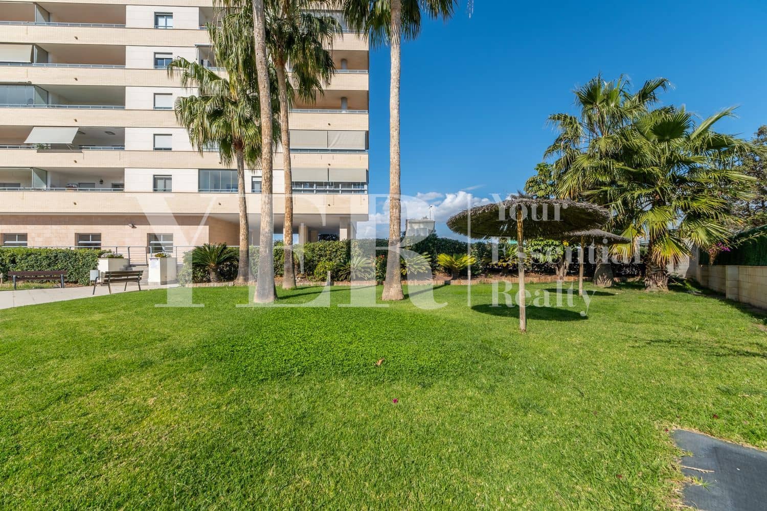 2 soverom Leilighet til salgs i Alicante by med svømmebasseng garasje - € 450 000 (Ref: 8906286)