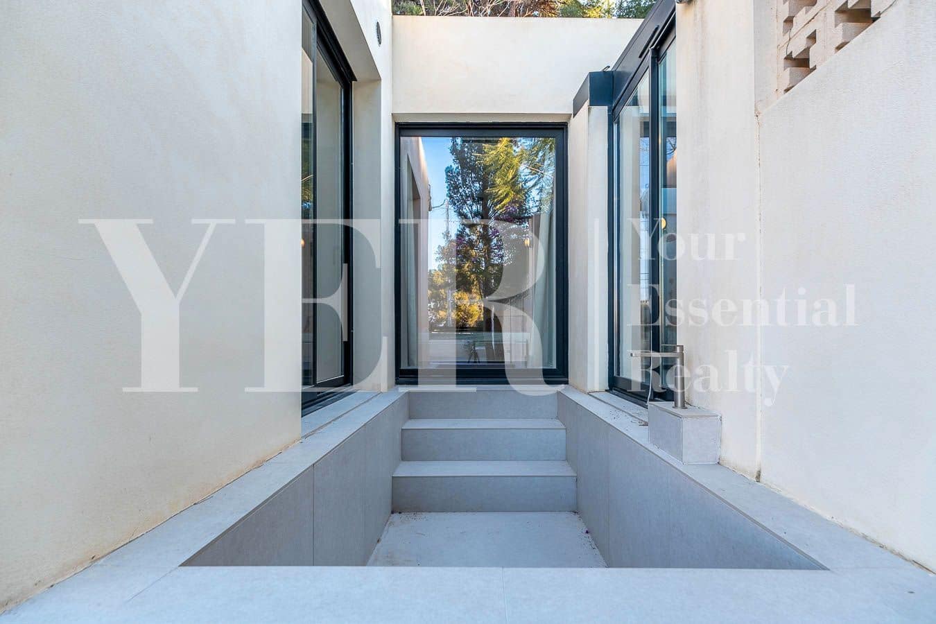 2 bedroom Villa for sale in Alicante / Alacant city - € 850,000 (Ref: 8960631)