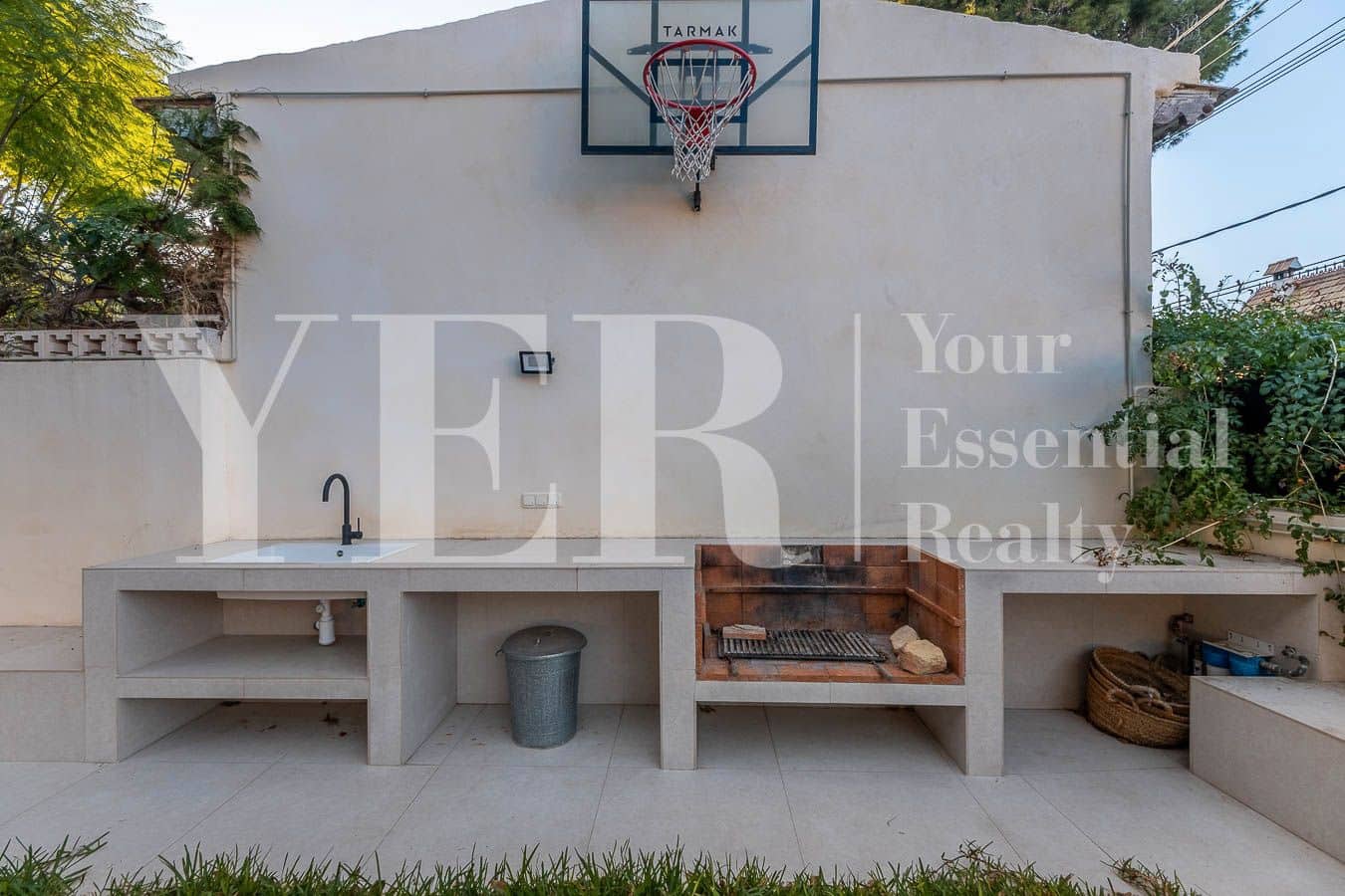 2 bedroom Villa for sale in Alicante / Alacant city - € 850,000 (Ref: 8960631)