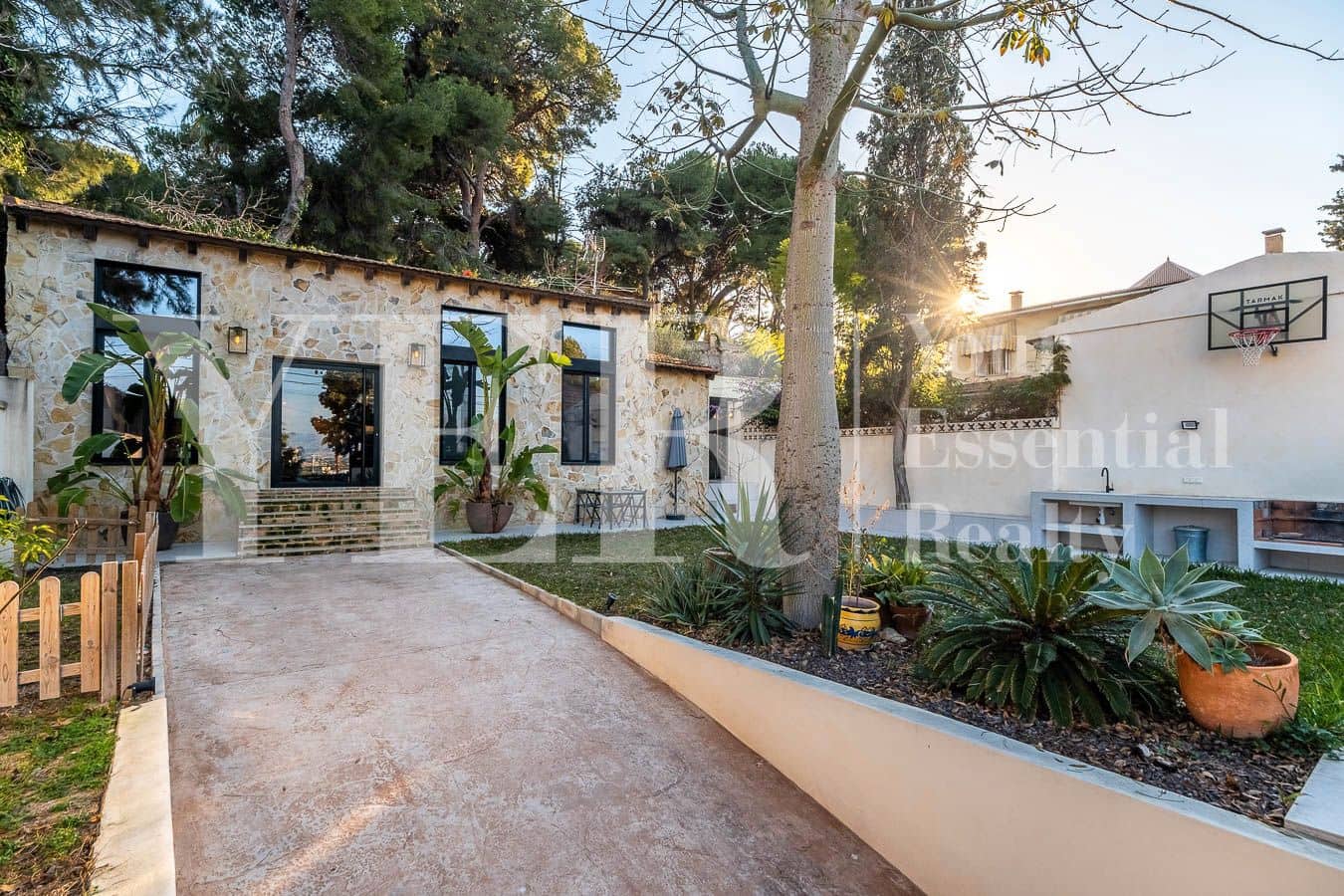 2 bedroom Villa for sale in Alicante / Alacant city - € 850,000 (Ref: 8960631)