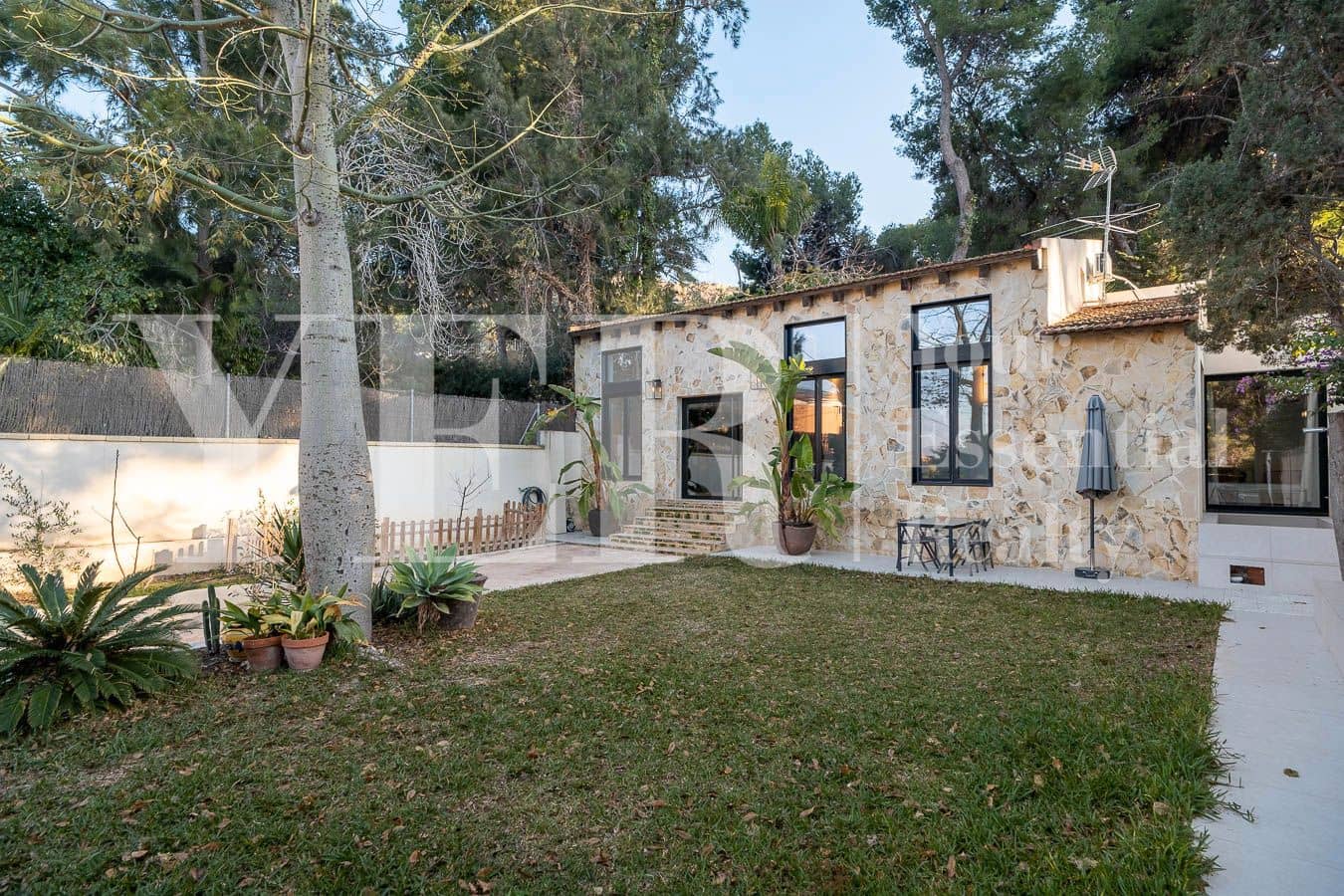 2 bedroom Villa for sale in Alicante / Alacant city - € 850,000 (Ref: 8960631)