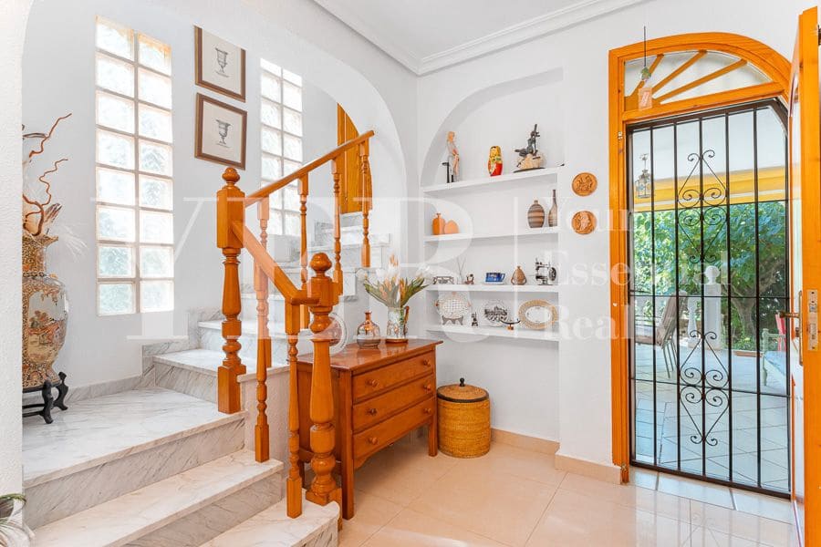 6 soveværelse Villa til salg i El Campello med swimmingpool garage - € 550.000 (Ref: 9161597)