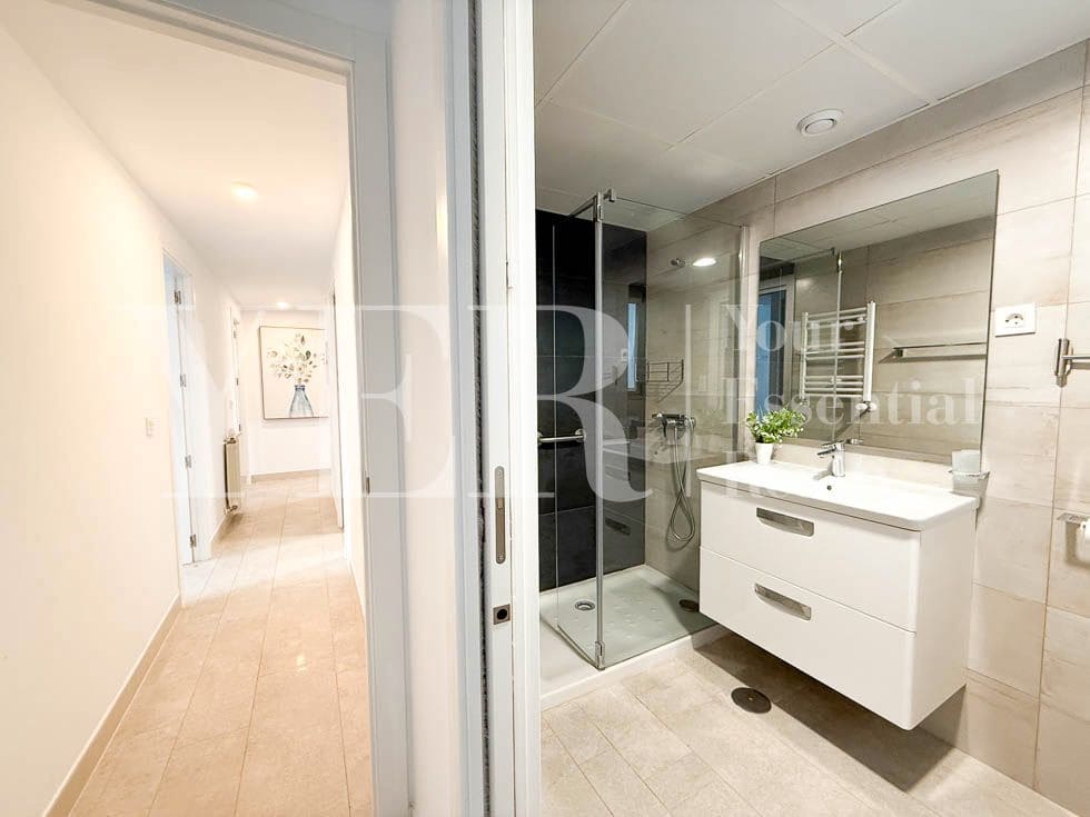 3 bedroom Beach Apartment for rent in Alicante / Alacant city with pool - € 3,200 (Ref: 9438723)