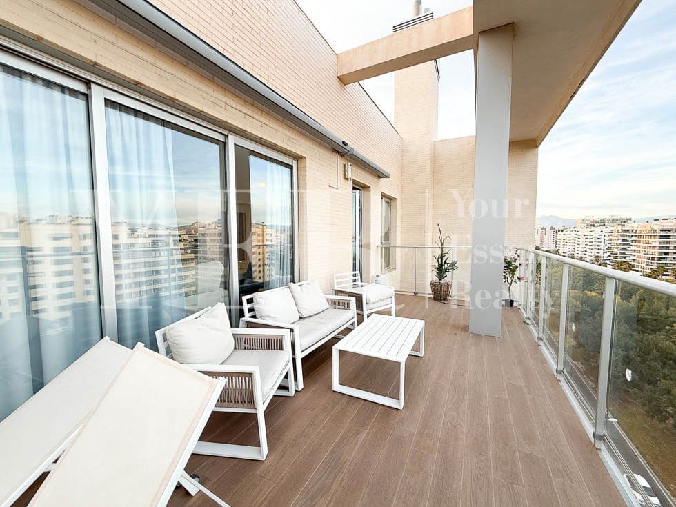 3 bedroom Beach Apartment for rent in Alicante / Alacant city with pool - € 3,200 (Ref: 9438723)