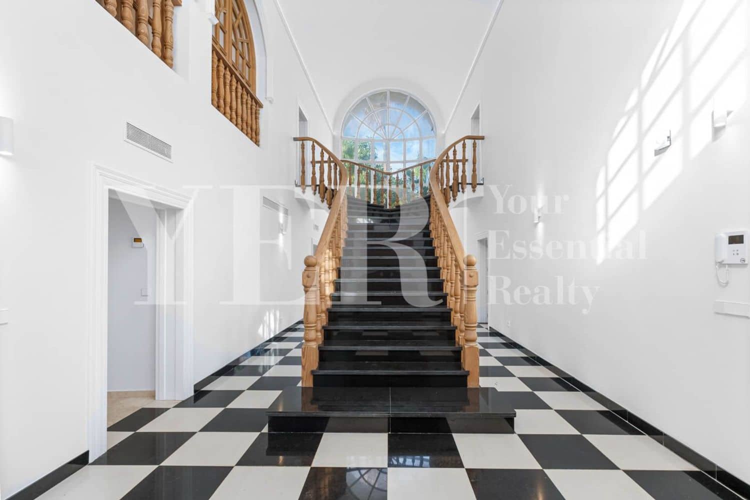 6 bedroom Villa for rent in Sedavi with pool garage - € 15,000 (Ref: 9562561)