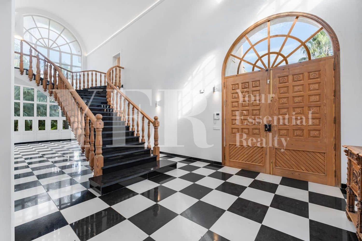 6 bedroom Villa for rent in Sedavi with pool garage - € 15,000 (Ref: 9562561)