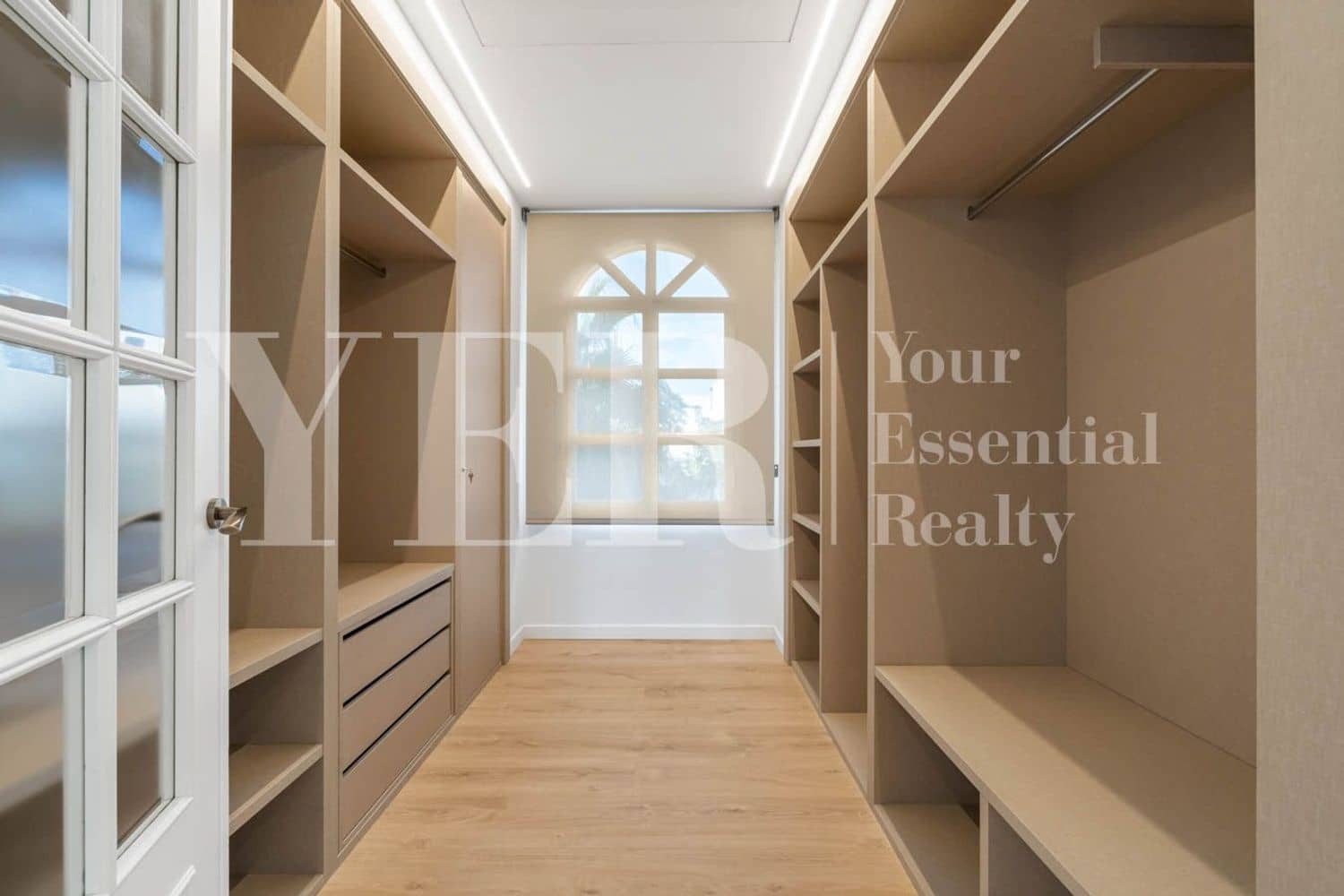 6 bedroom Villa for rent in Sedavi with pool garage - € 15,000 (Ref: 9562561)