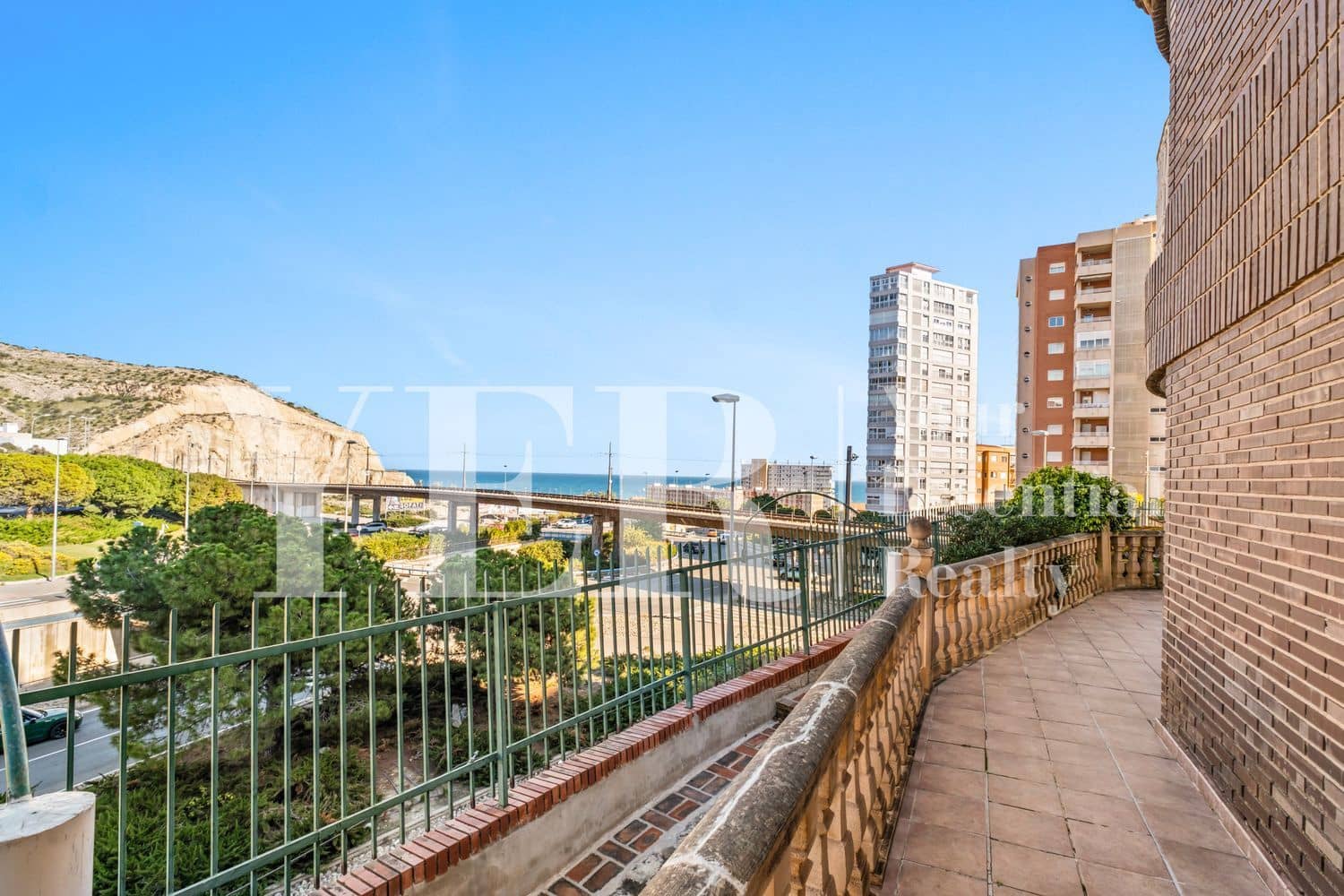 8 makuuhuone Hotelli myytävänä paikassa Alicante kaupunki mukana 
autotalli - 1 800 000 € (Ref: 9694713)