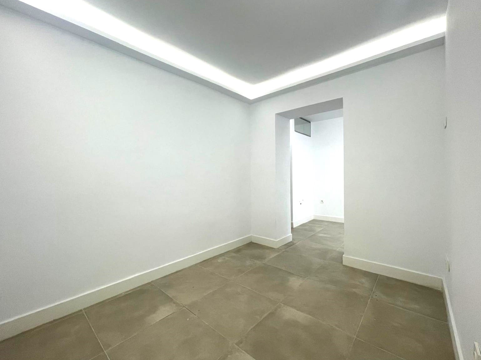 5 bedroom Commercial for rent in Santa Cruz de Tenerife - € 2,000 (Ref: 8807399)