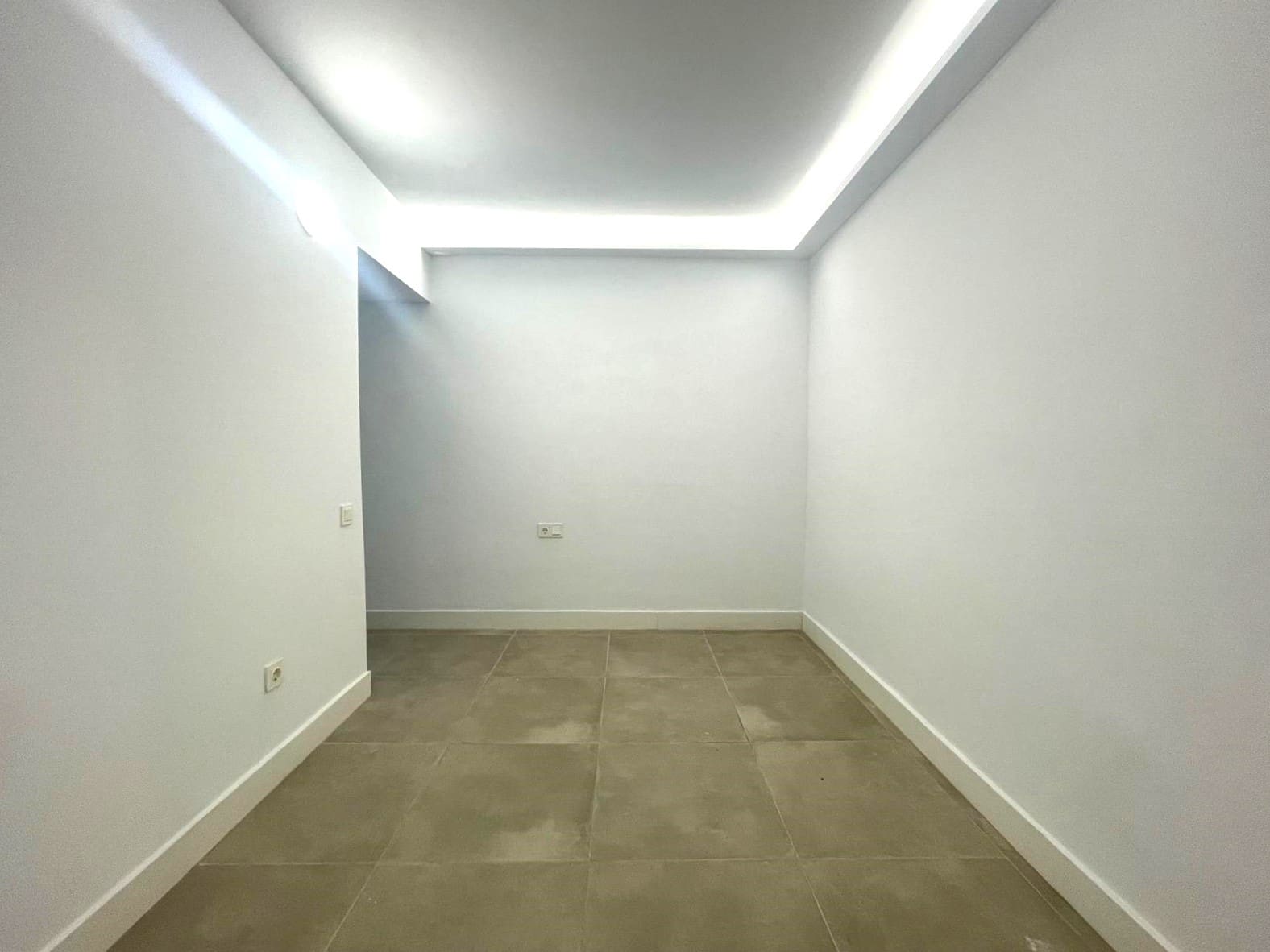 5 bedroom Commercial for rent in Santa Cruz de Tenerife - € 2,000 (Ref: 8807399)