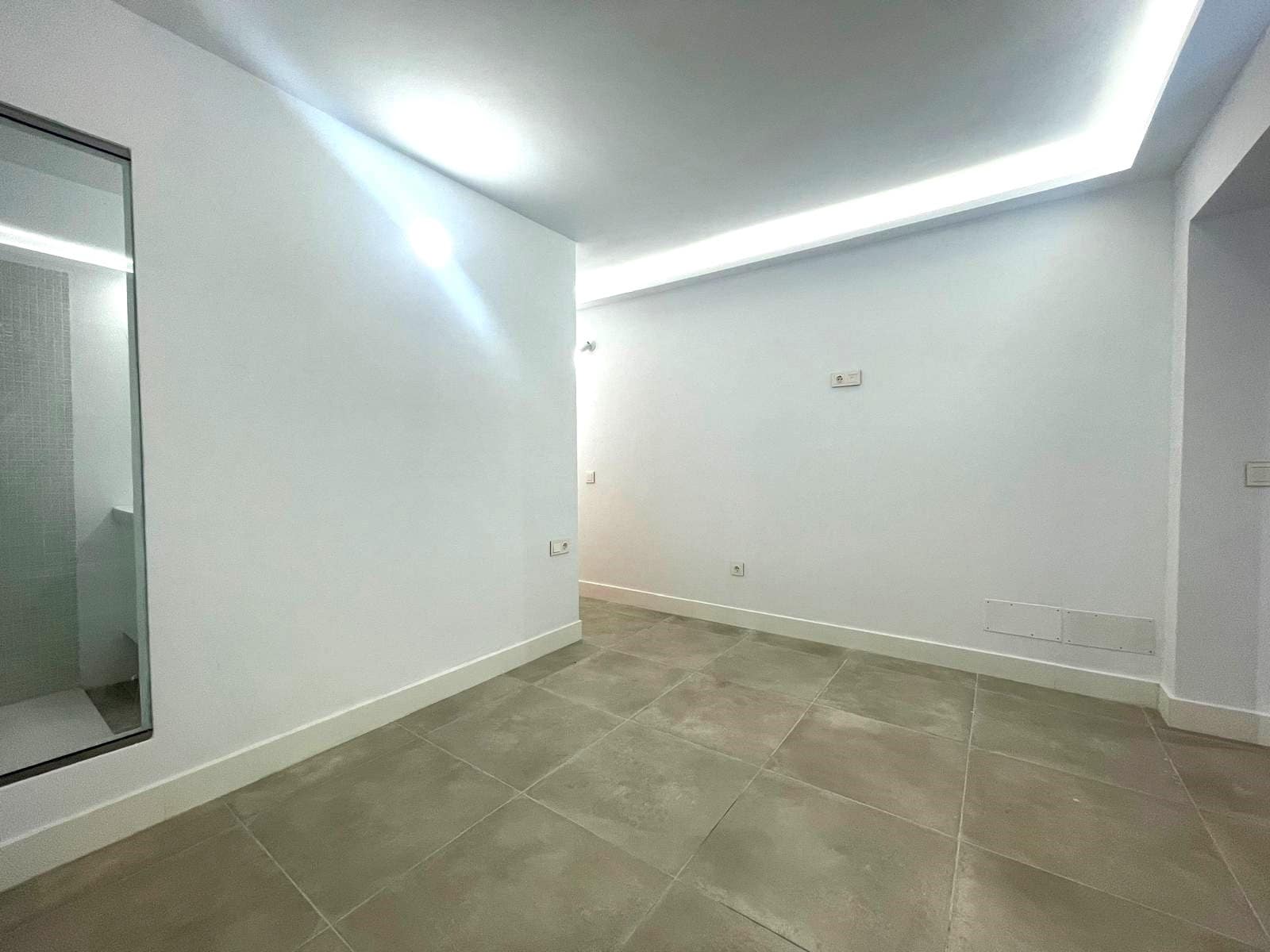 5 bedroom Commercial for rent in Santa Cruz de Tenerife - € 2,000 (Ref: 8807399)