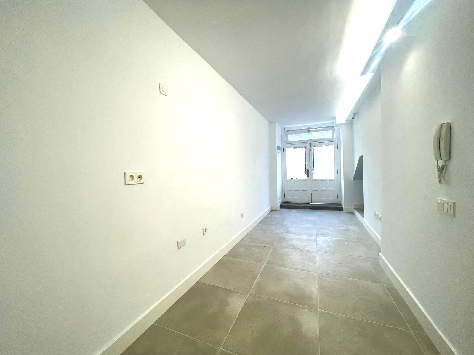 5 bedroom Commercial for rent in Santa Cruz de Tenerife - € 2,000 (Ref: 8807399)