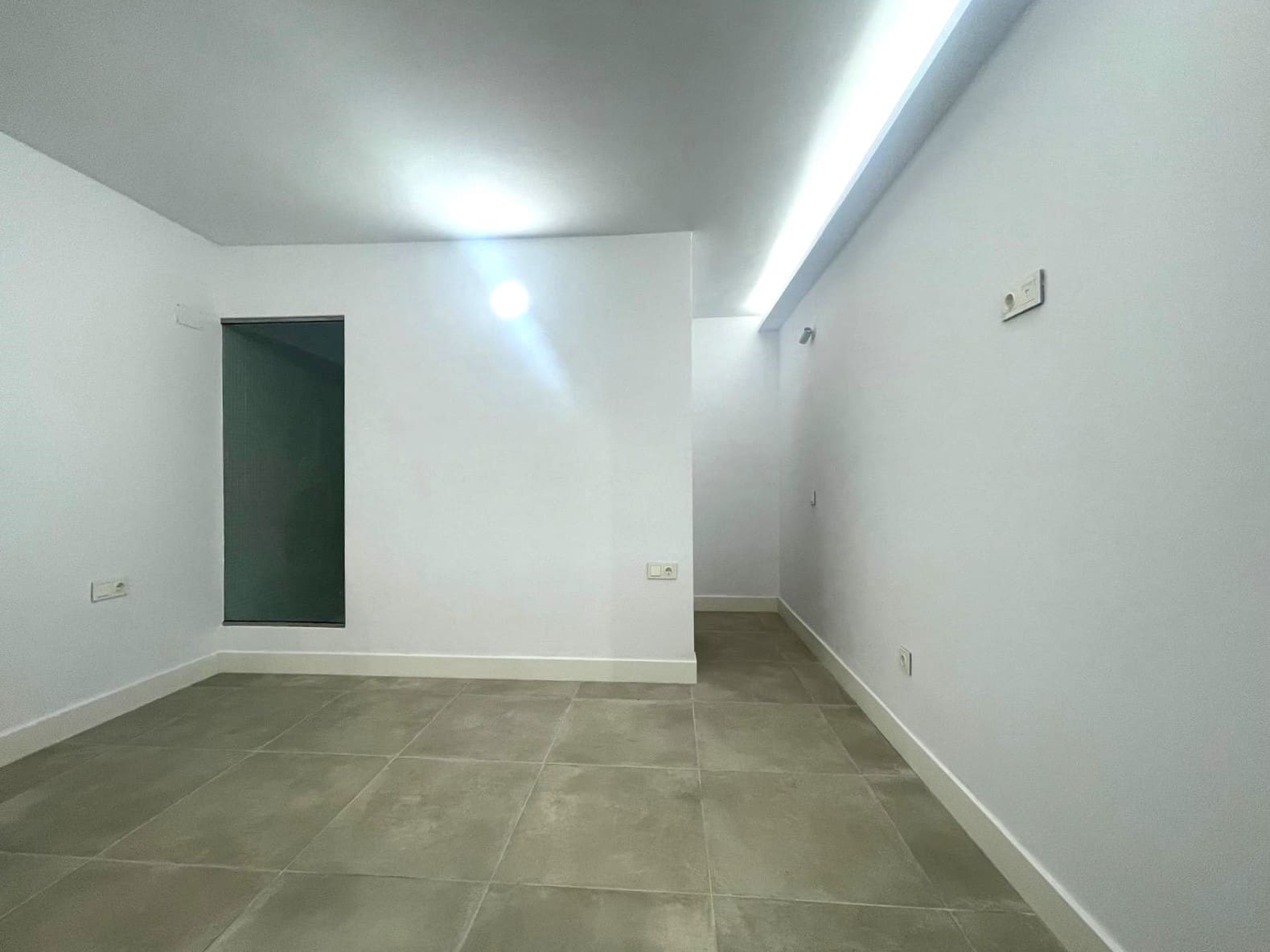 5 bedroom Commercial for rent in Santa Cruz de Tenerife - € 2,000 (Ref: 8807399)