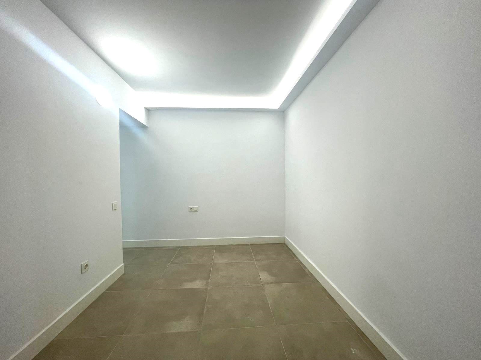5 bedroom Commercial for rent in Santa Cruz de Tenerife - € 2,000 (Ref: 8807399)