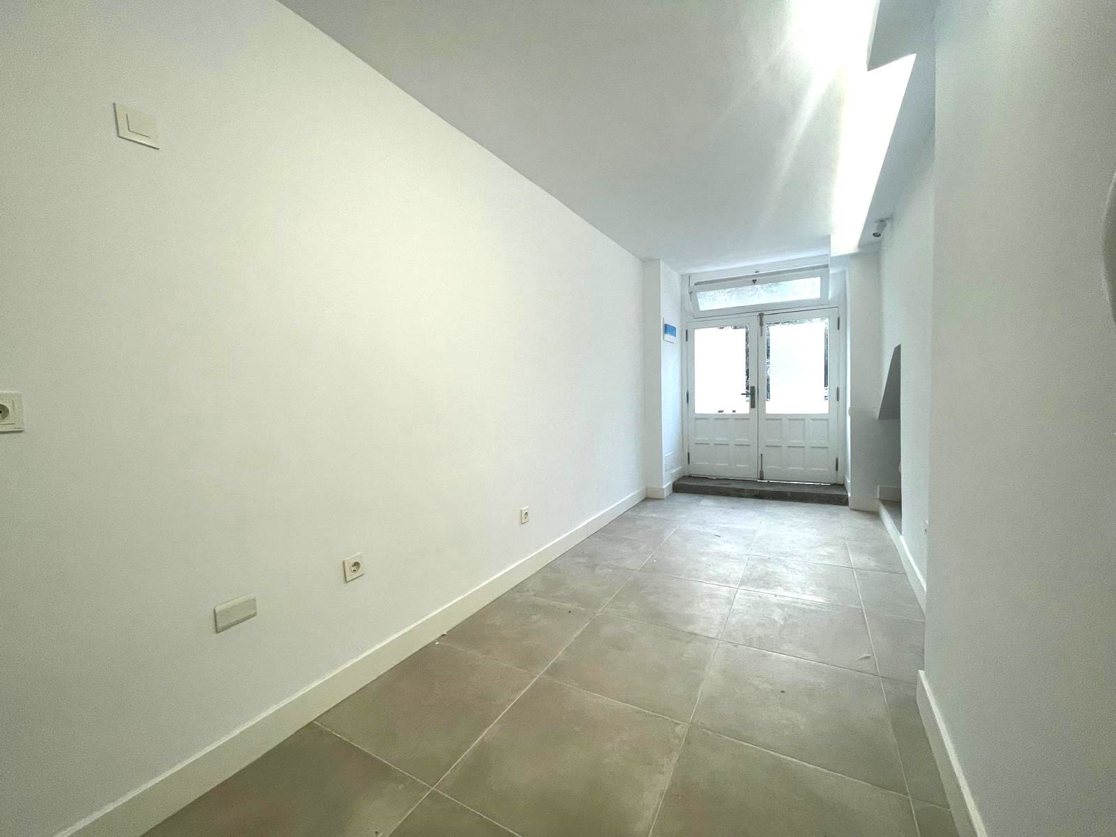 5 bedroom Commercial for rent in Santa Cruz de Tenerife - € 2,000 (Ref: 8807399)