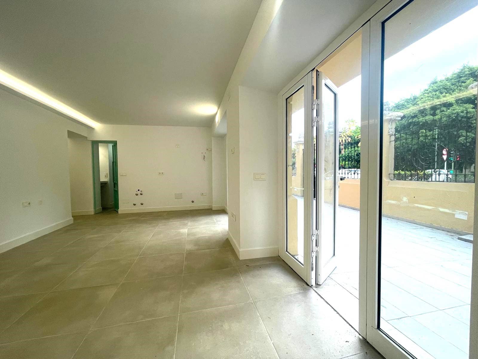 5 bedroom Commercial for rent in Santa Cruz de Tenerife - € 2,000 (Ref: 8807399)